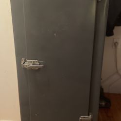 Vintage 1940s General Motors Refrigerator 