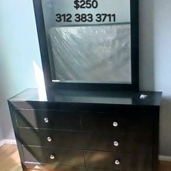 Dresser With Mirror 