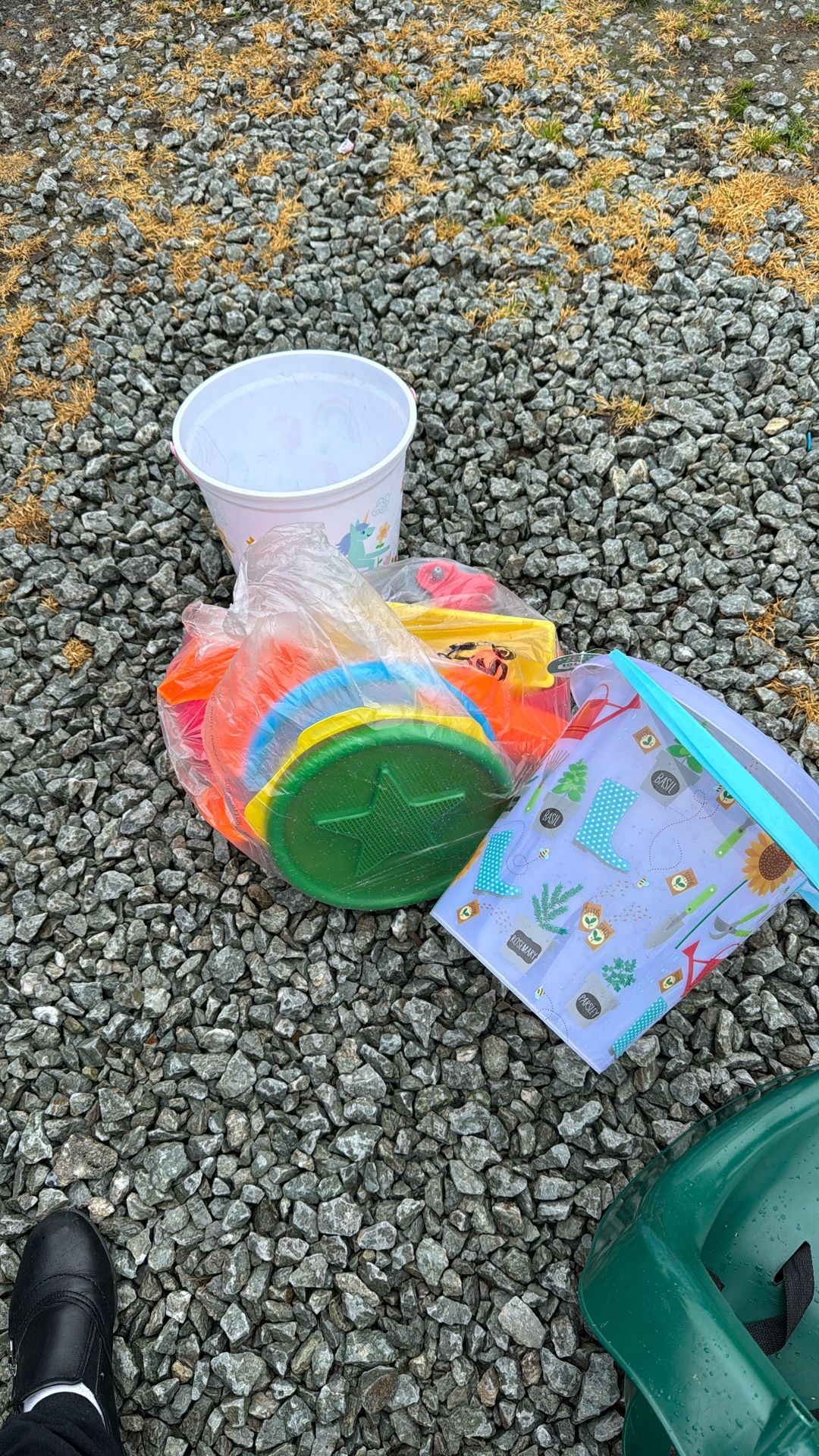 Huge Sand Lot With 2 Buckets 
