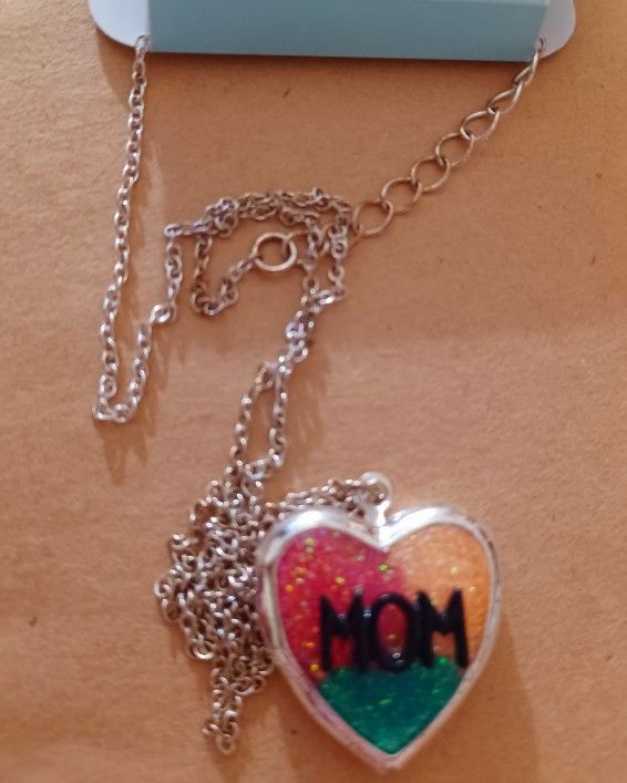 Brand New MOM Heart Locket