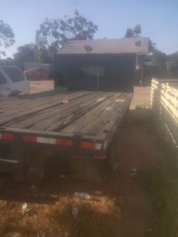 Truck flatbed 14  pies está mala la transmisión