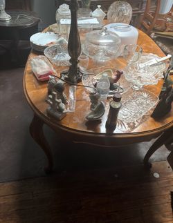 Solid Wood Round Dining Table – Excellent Condition