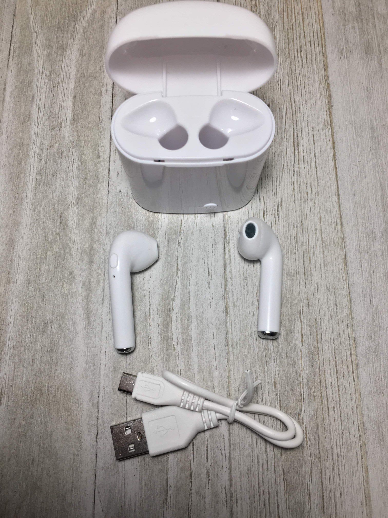 Brand New Bluetooth Wireless Earbuds Headphones Similar To AirPods Compatible with Iphone Smasung Ios Android Great