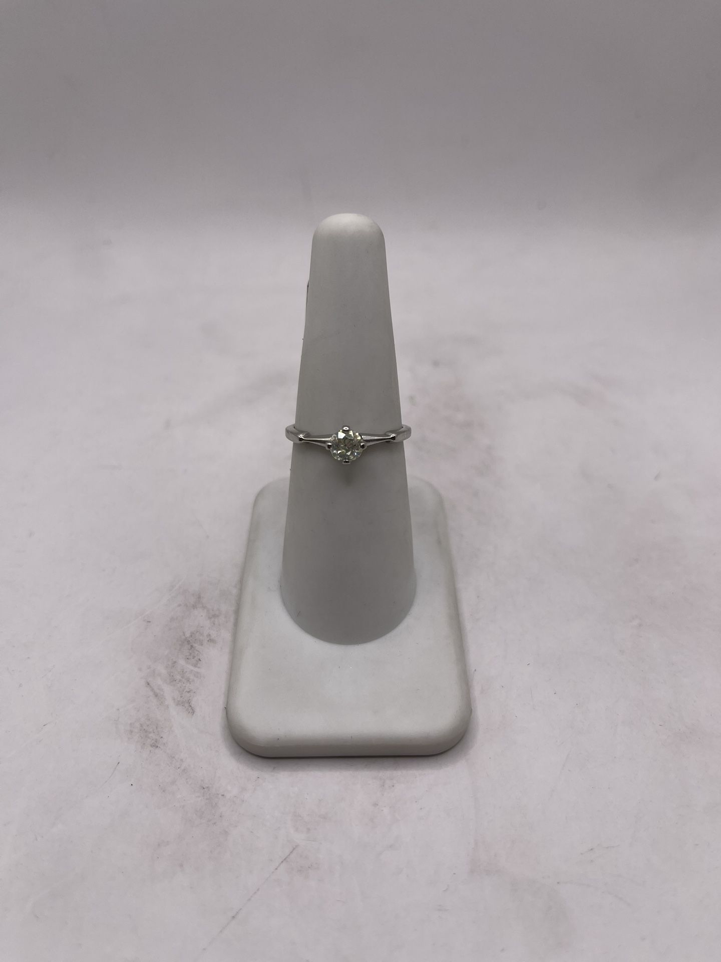 18kt Gold Engagement Style Ring w/ Diamond And Simple Design