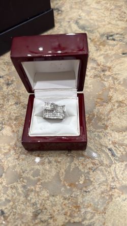 Woman diamond ring size 7 with 14 K gold stamped weight 10 g