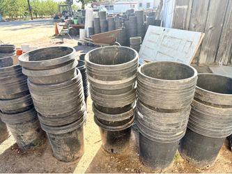 15 Gallons pots $5 each / Botes de 15 galones $5 each