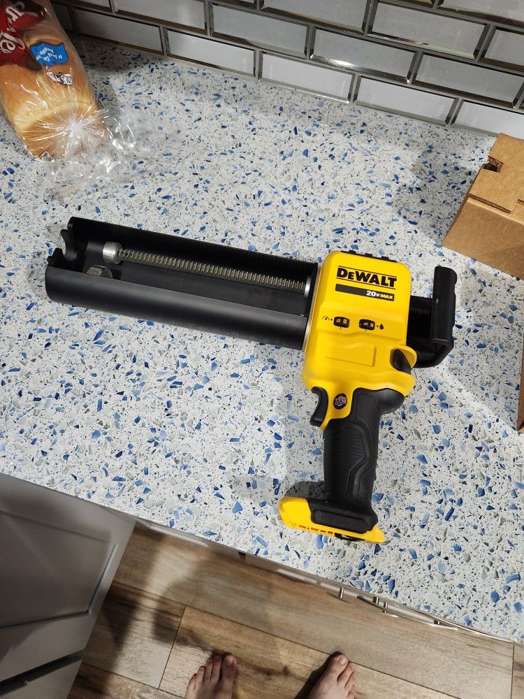DeWalt DCE593B 20V Cordless Epoxy Dispenser 31 13/19.5 oz for Sale in