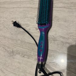 Bed Head Ionic Tourmaline Straightener Brush With Smart Heat Memory System Barely used. 
