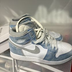 Air Jordan 1 Retro  High OG “hyper Royal”