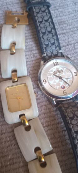 Son 2 relojes originales  coach y mk en buenas cibdiciones no baterias 2 $ 50