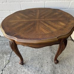 French Provincial style oval side / end table with a parquetry top and carved cabriole legs