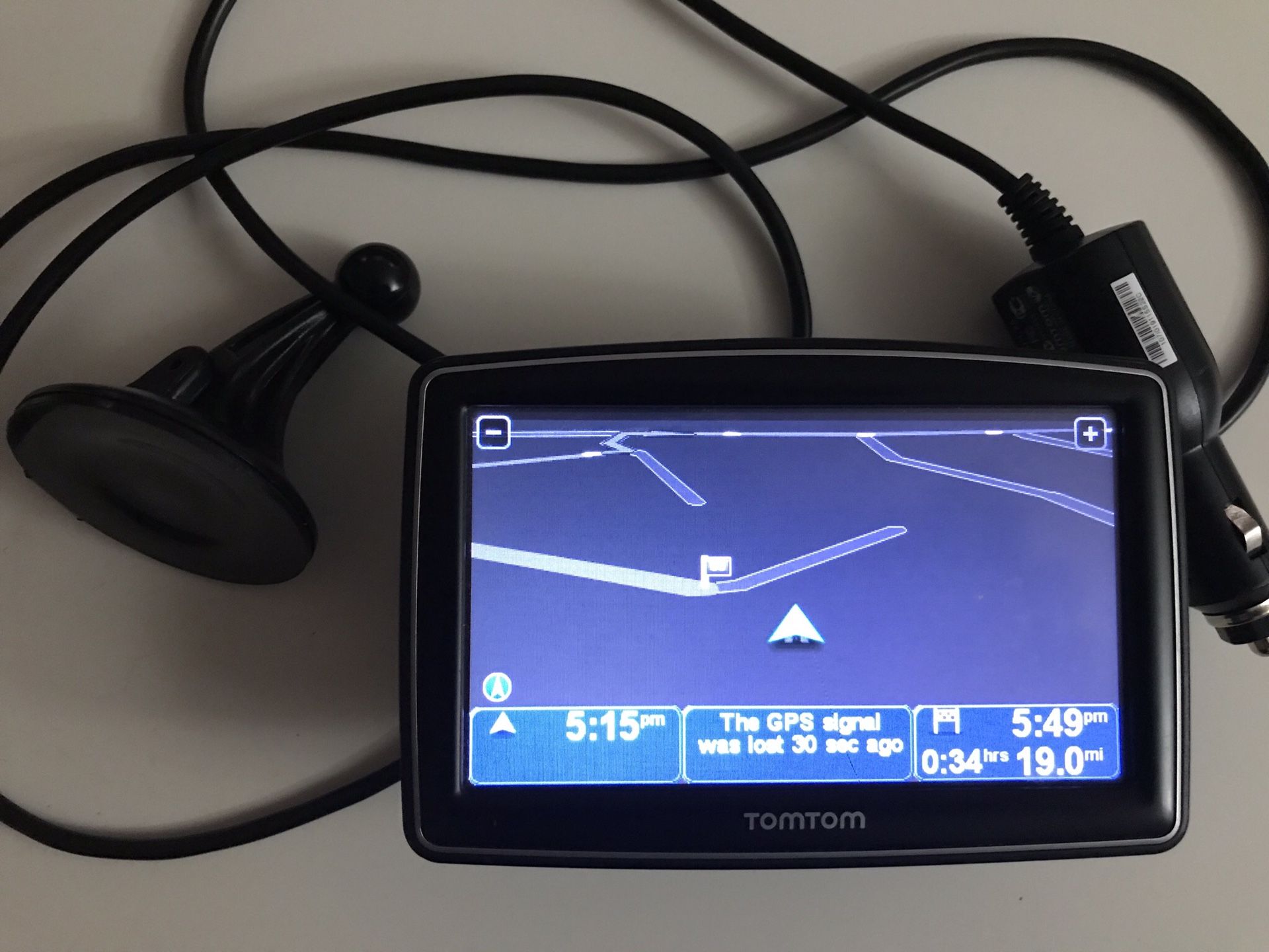 TomTom 5 in touchscreen GPS + suction mount and car charger