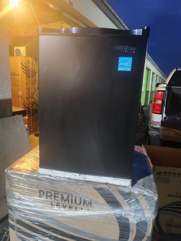 Mini Bar Pequeño De 2.5 https://offerup.com/redirect/?o=RnQuY3U= En Negro 