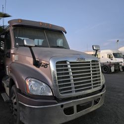 Freightliner Cascadias (Parting Out)