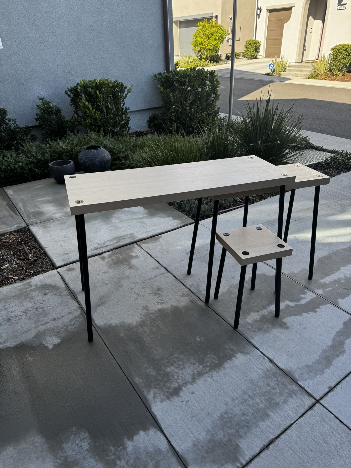 Table W/Extension & 2 stools