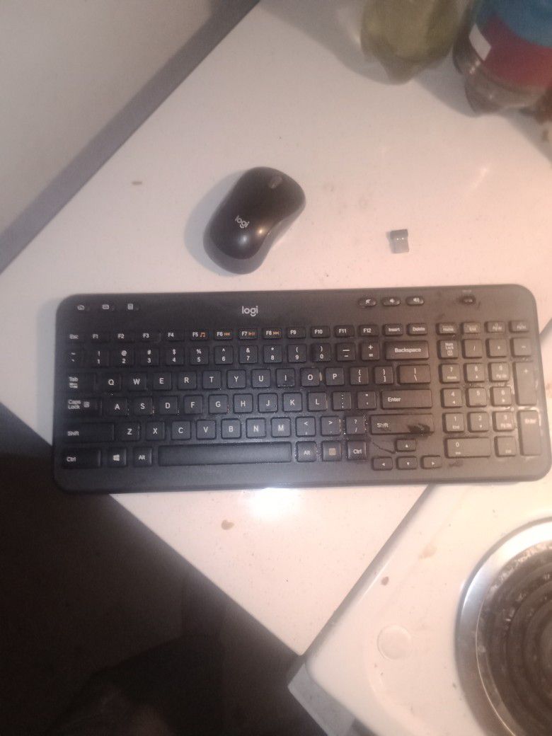 Logitech Wireless Mouse And Keyboard Like New 