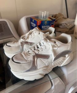 Woman’s Chunky sneakers size 11