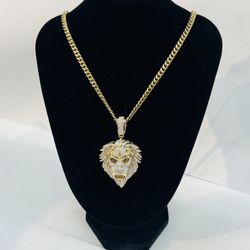 10k yellow  Gold approx 2 ctw natural Diamond Lion Head Charm pendant, 15.5 grams. 