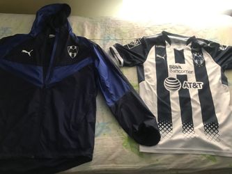 Chaquetón y camisa deportiva