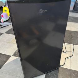 Midea Compact Refrigerator, 3.3 cu ft