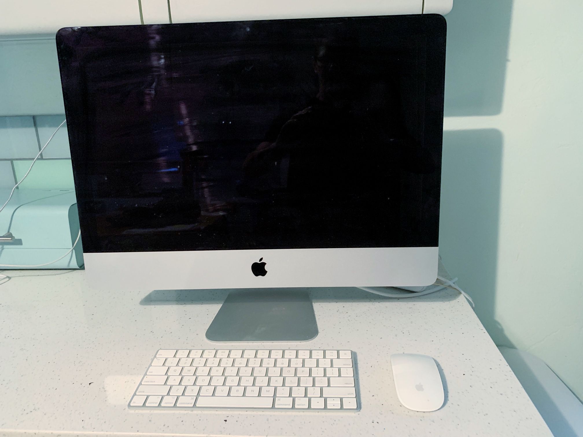 iMac 2017 21.5 Inch, 2.3 GHz, 8gb Ram, 250gb sad
