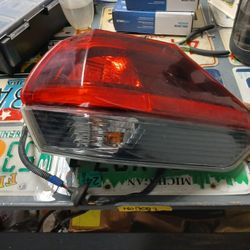 18-20 Nissan Rogue Right Passenger Side Tail Light Oem