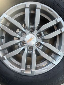 Wheels and Tires Size: 235/75/R17
