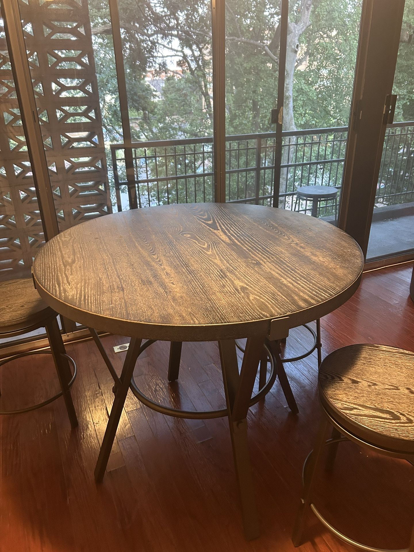 Dining Room Table And 4 Stools