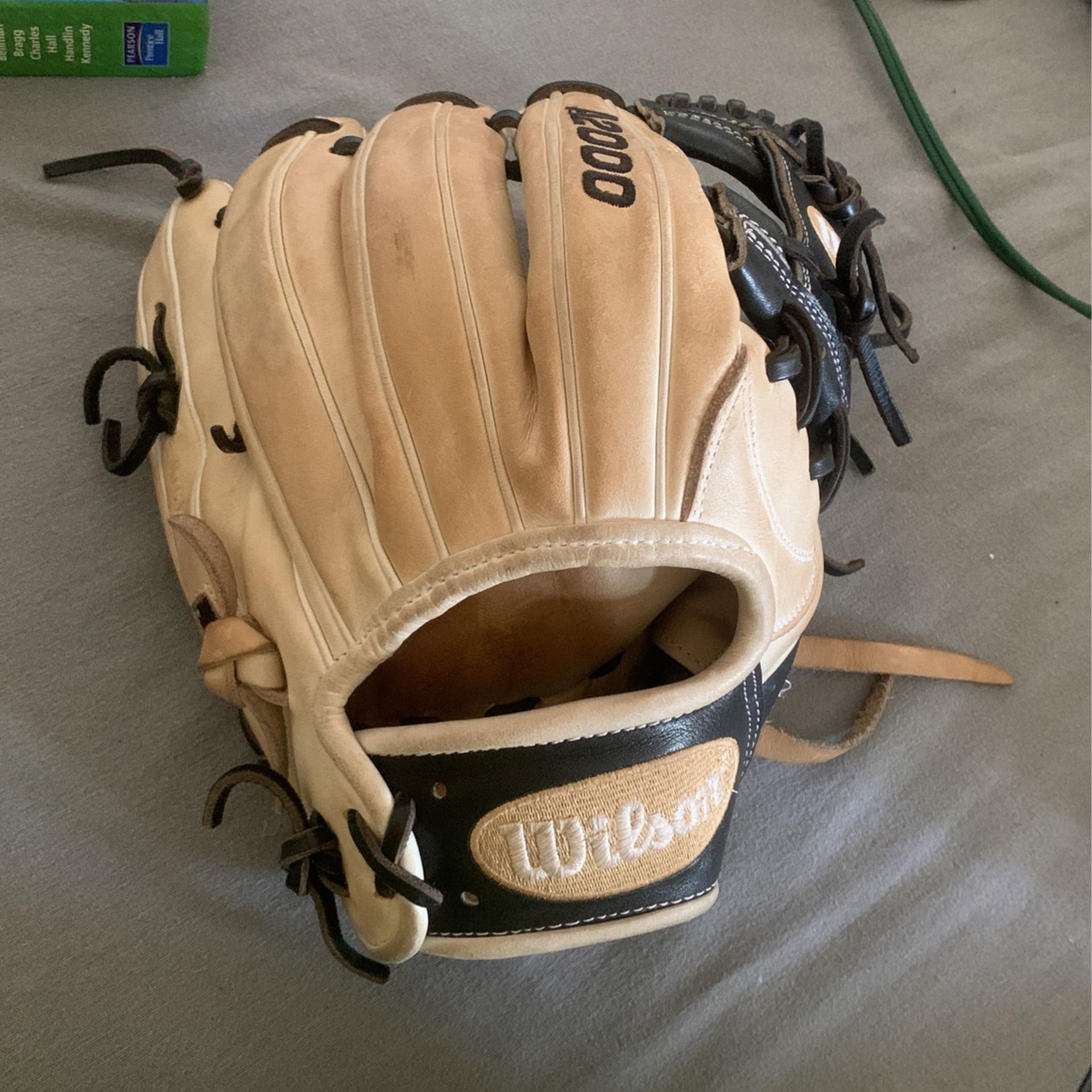 A 2000 Wilson 11.75 Infielders Glove 