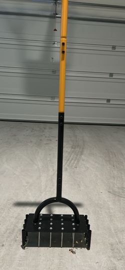 Manual grass/lawn aerator with 16 iron spike