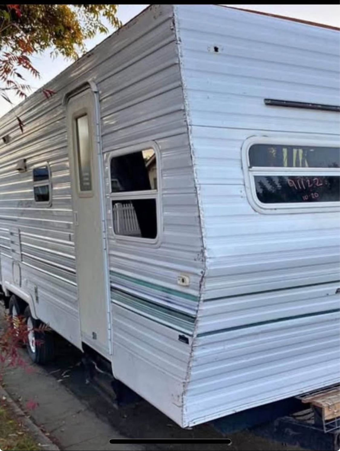 Renta De Trailita Pequeña Con Baño y Espacio  Entrada Privada  Para Cocinar Afuera Liga Ya Solo Hombre Serio Responsables 