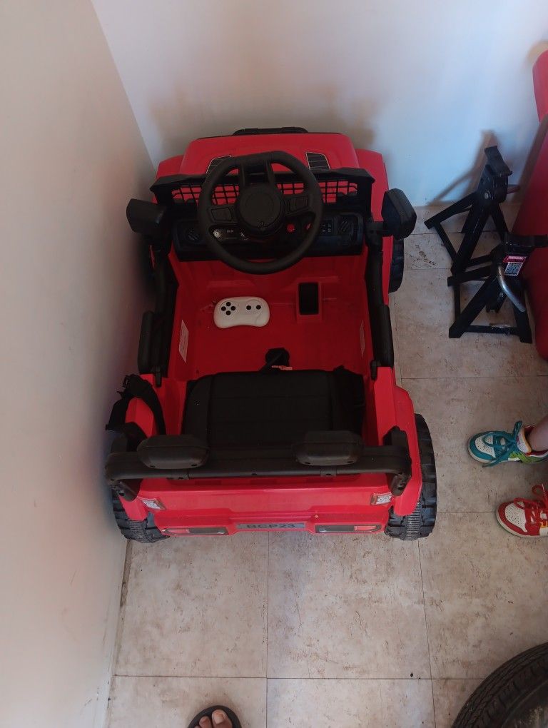 Vendo Carrito Recargable De Niño Semi Nuevo Tiene Su Cargador Y Su Contron Para N8ños De 2 A 5 Años