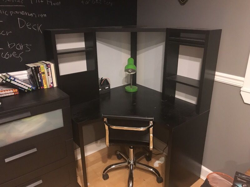 Corner desk with lots of extra space and storage
