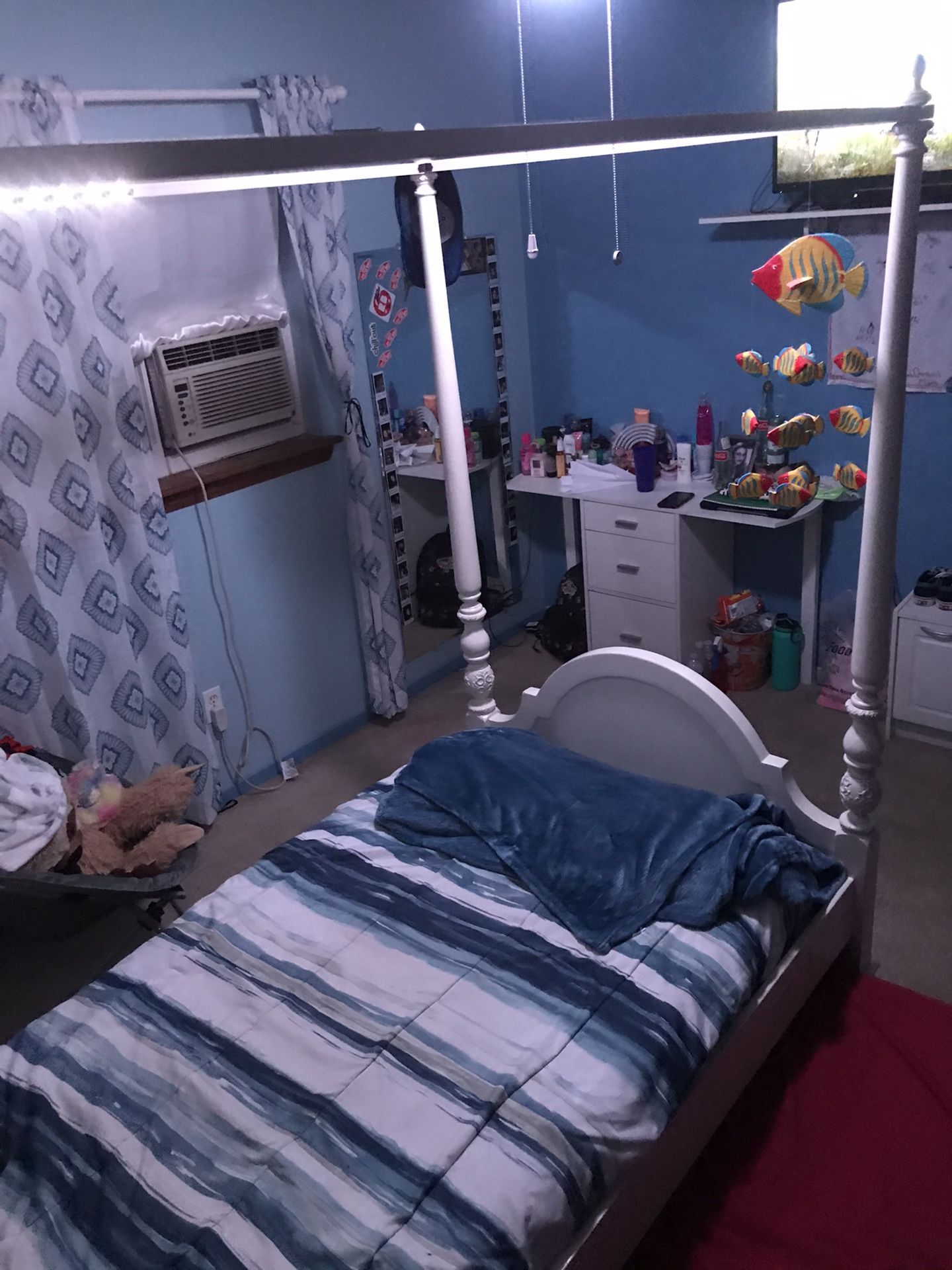 Canopy bed With trundle bed, mattresses and bed frame, twin size. Like brand new, 300$