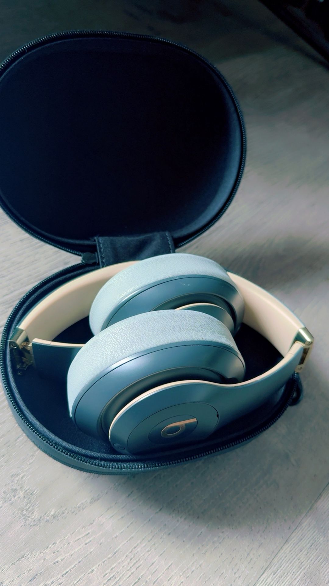 L Beats Studio3 Wireless Over-Ear Noise Cancelling Headphones - The Beats Skyline Collection - Shadow Gray