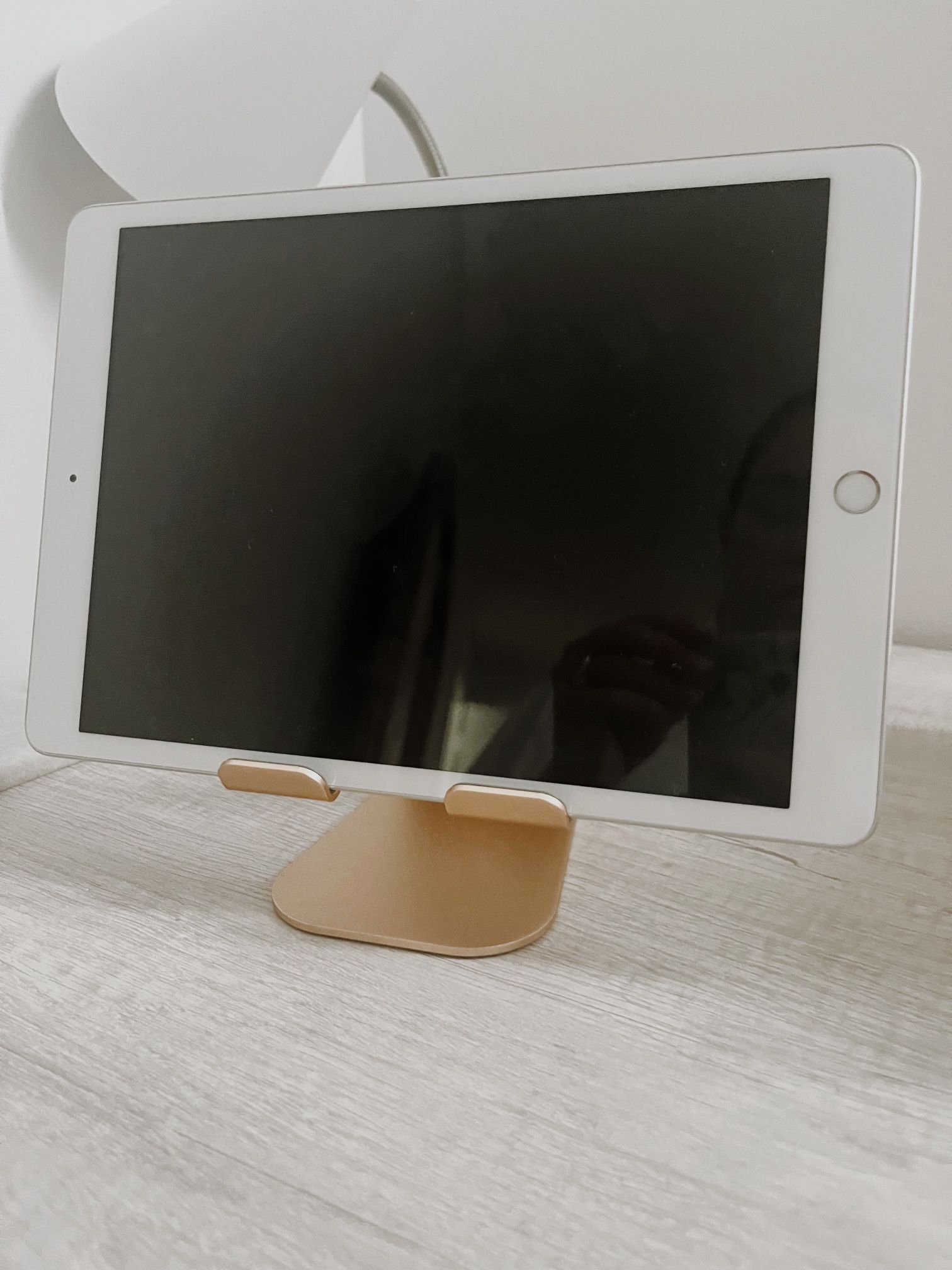 Tablet stand - Rose gold