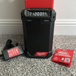 Milwaukee 2951-20 3.68 lbs M12 Bluetooth Speaker AM/FM Radio + Charger