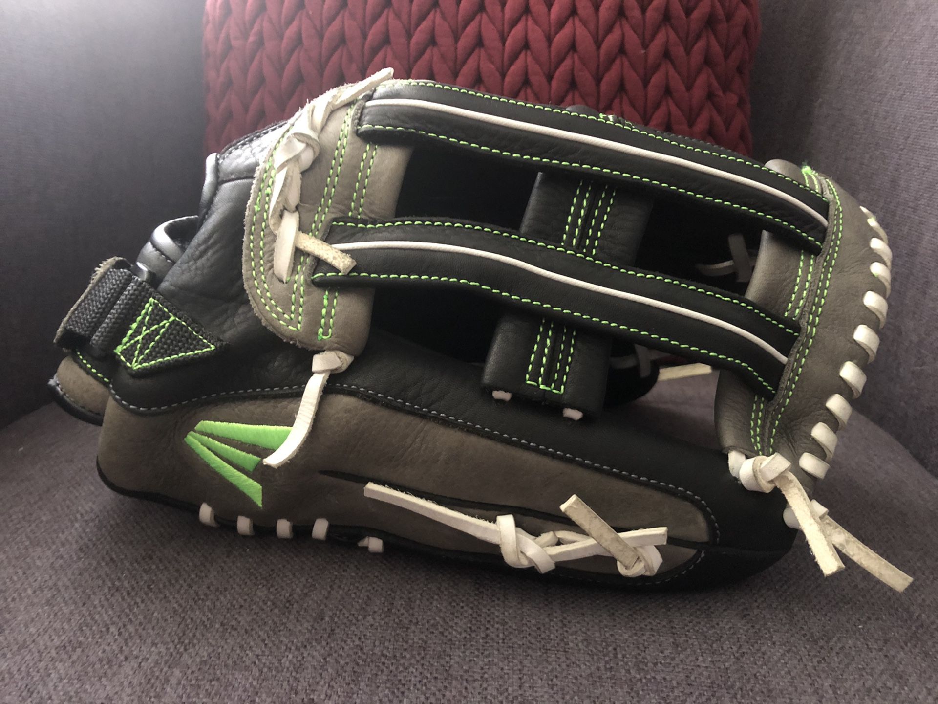 Easton Salvo Elite 14” softball glove