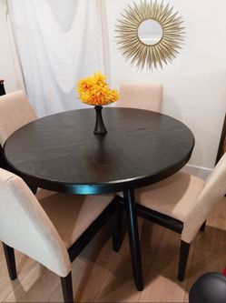 Excellent dining table and chairs set