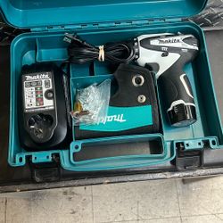 Makita FD02W 12v Cordless 3/8” Drill Kit
