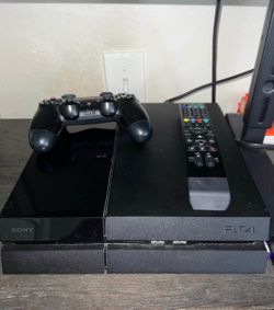 PS4 with 1 controller and 1 charger dock