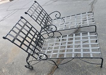 $400 BEAUTIFUL 2 LOUNGE CHAIRS QUALITY LIKE NEW