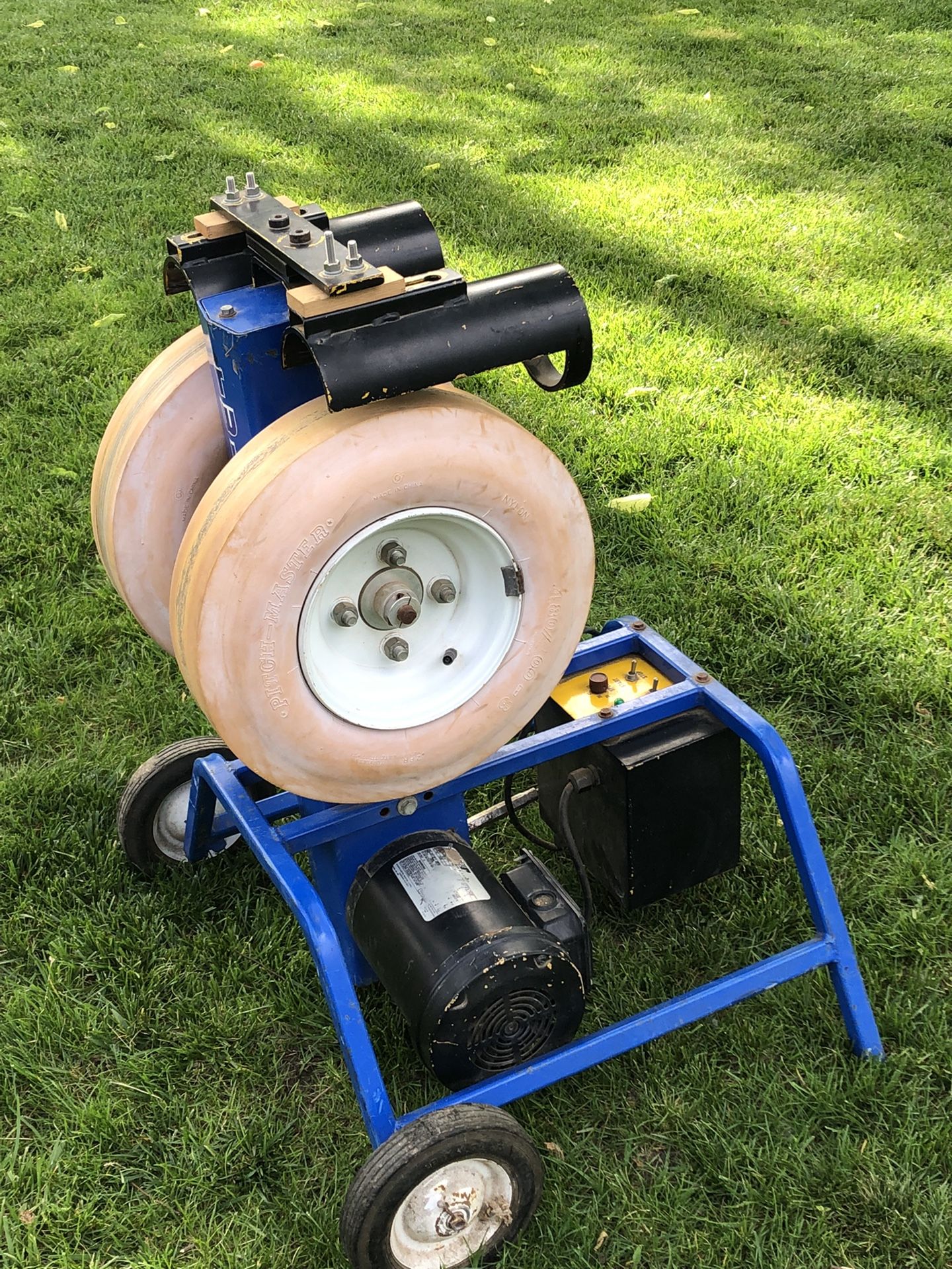 Twin Spin Softball Pitching Machine