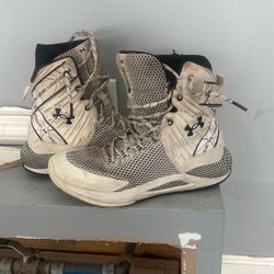 Under Armour Ace Volleyball shoes SIZE 8 WOMENS