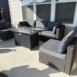 New inbox patio set (we finance and deliver)($54 down,90 day no interest payment plan)