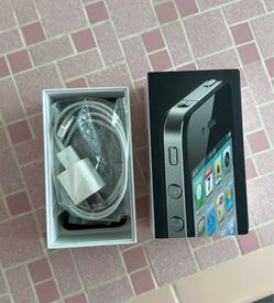 iPhone 4 cell phone with box and charger