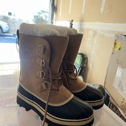 Sorel snow boots - Like New 