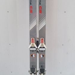 SNOW SKIS