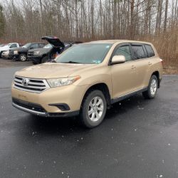 2011 Toyota  Highlander Le 