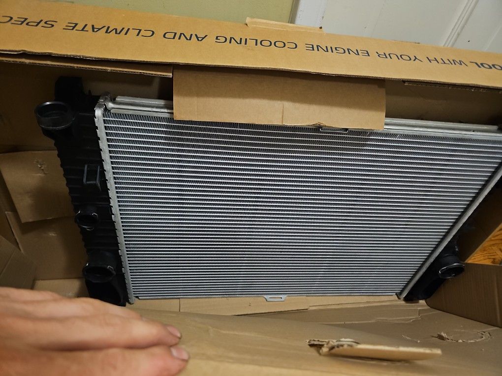<Radiator Brand New